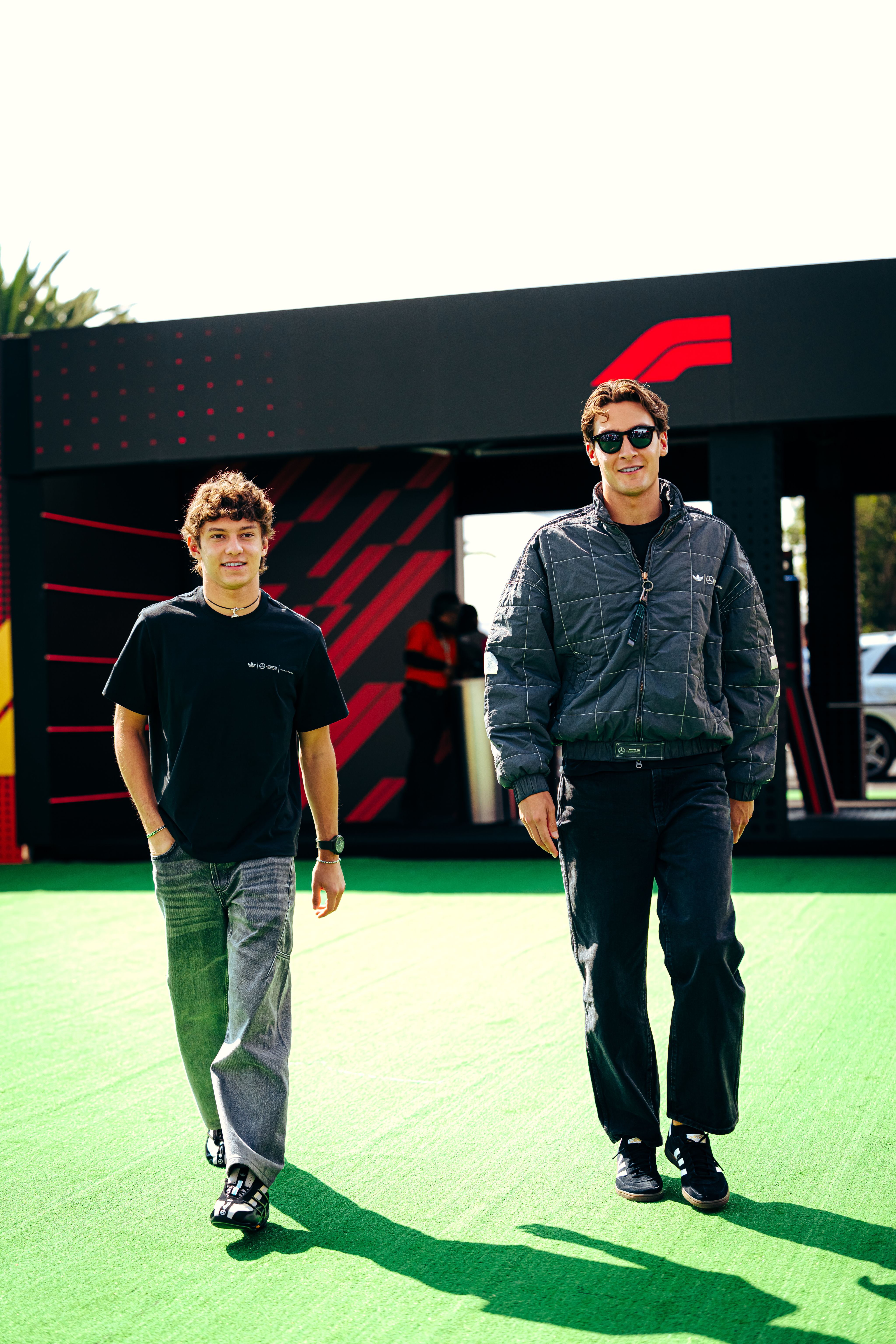 Explore the adidas para Bad Bunny x Mercedes-AMG PETRONAS F1 